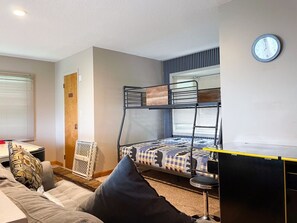 2 habitaciones, escritorio y tabla de planchar con plancha 