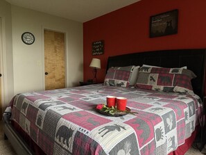 2 habitaciones, escritorio y tabla de planchar con plancha