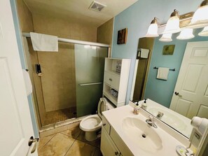 Shower, hair dryer, towels - Beach Condo/2bd, Game Room, Steps to Beach, Pool. (Indian Shores)