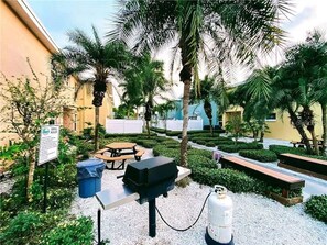 Outdoor dining - Beach Condo/2bd, Game Room, Steps to Beach, Pool. (Indian Shores)