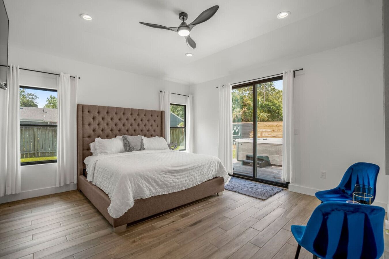 3 habitaciones, escritorio y tabla de planchar con plancha 