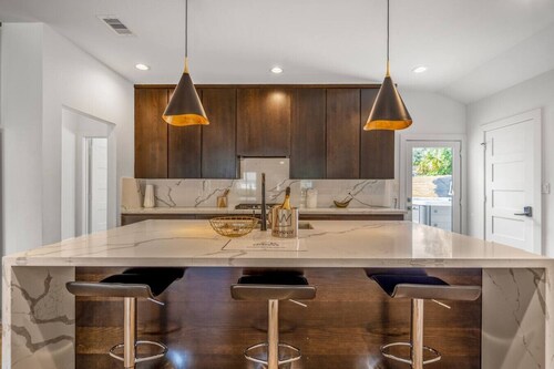 Arthouse · Arthouse, Modern Luxury Getaway w/ Hot Tub near DT