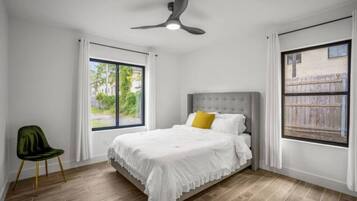 3 chambres, bureau, fer et planche Ă repasser, lit parapluie