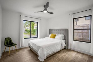 3 habitaciones, escritorio y tabla de planchar con plancha