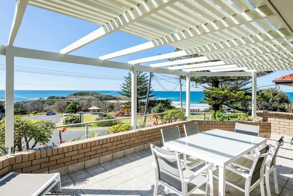 Outdoor dining - Location+++ Ocean & headland views. Wifi, gifts, linen, 3 bed, 2 bath & parking! (Yamba)