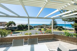 Outdoor dining - Location+++ Ocean & headland views. Wifi, gifts, linen, 3 bed, 2 bath & parking! (Yamba)