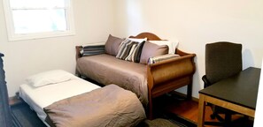 3 Schlafzimmer, Schreibtisch, Bügeleisen/Bügelbrett, Reisekinderbett
