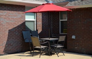 Outdoor dining - DAD's beautiful home at Historic Tuskegee! (Tuskegee)