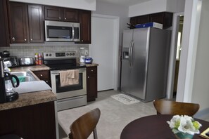 Refrigerador, microondas, horno y parrilla de estufa 