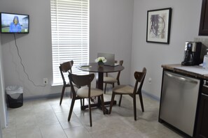 Dining - DAD's beautiful home at Historic Tuskegee! (Tuskegee)