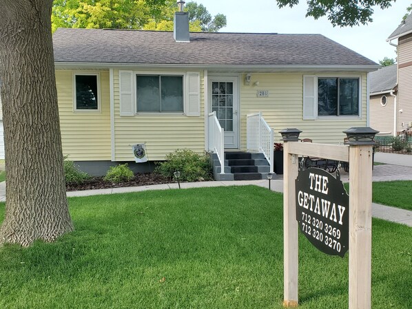 Exterior - Tranquil setting 15 Miles from Iowa Great Lakes - Fully Furnished with Game Room (Lake Park)