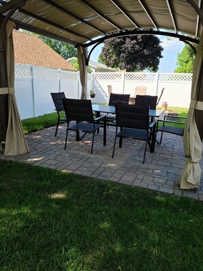 Outdoor dining - Tranquil setting 15 Miles from Iowa Great Lakes - Fully Furnished with Game Room (Lake Park)