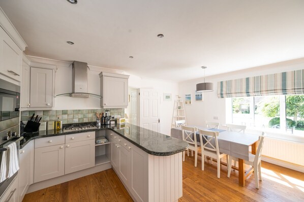 Køleskab, mikrobølgeovn, ovn, kogeplade