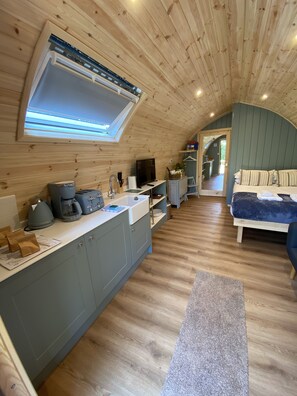 3 bedrooms, travel crib, free WiFi, bed sheets