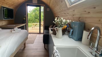 2 bedrooms, travel crib, free WiFi, bed sheets