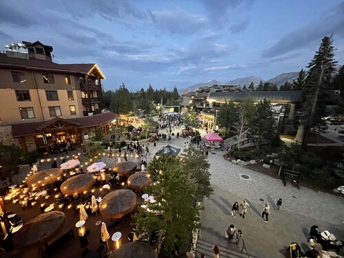 Village Center Stage Premium 3Bedroom - 3Bath Suite - Overlooking Gondola Square