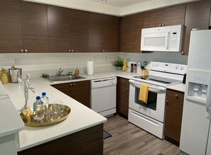 Kjøleskap, mikrobølgeovn, ovn og kokeplater