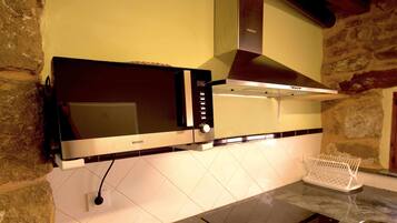 Een koelkast, een microgolfoven, een oven, een vaatwasser