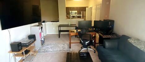 Een smart-tv, een computerscherm en een printer