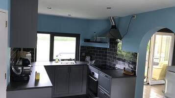 Jääkaappi, mikroaaltouuni, uuni, liesi