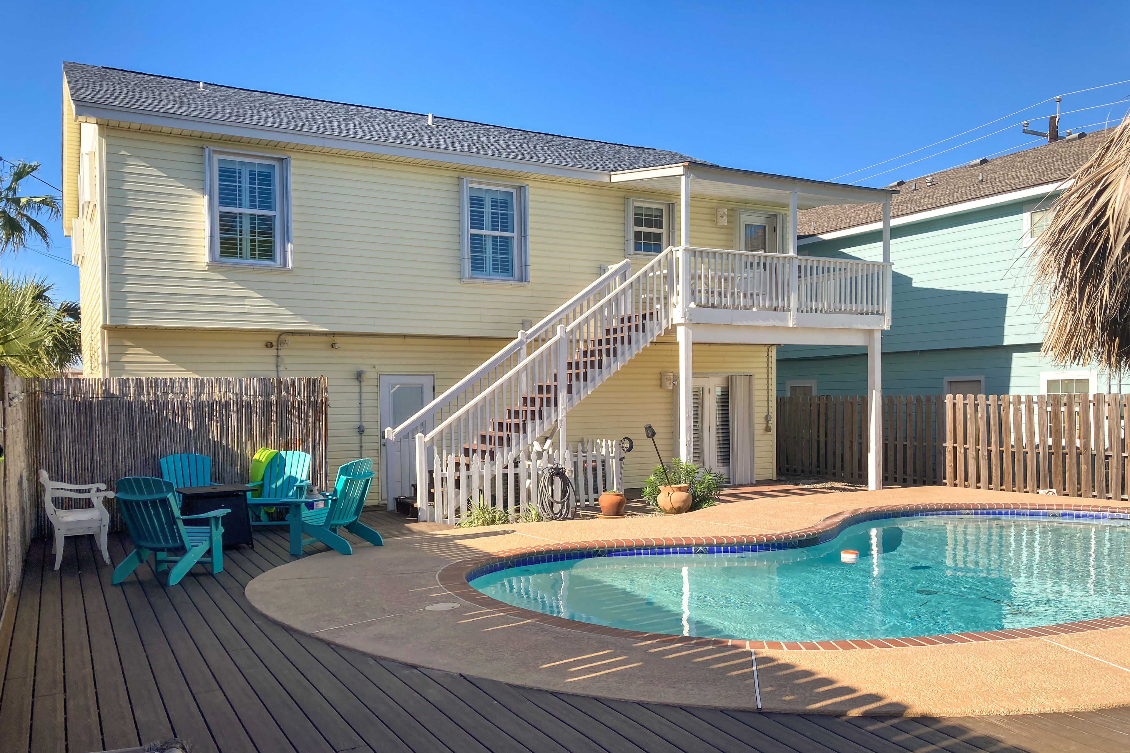 Lovely 2-level house near beach with WiFi, AC & private pool - dog-friendly
