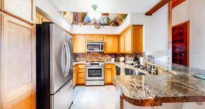2nd-Floor Condo + Loft w/Balcony, Mtn Views, Fireplace, Free WiFi