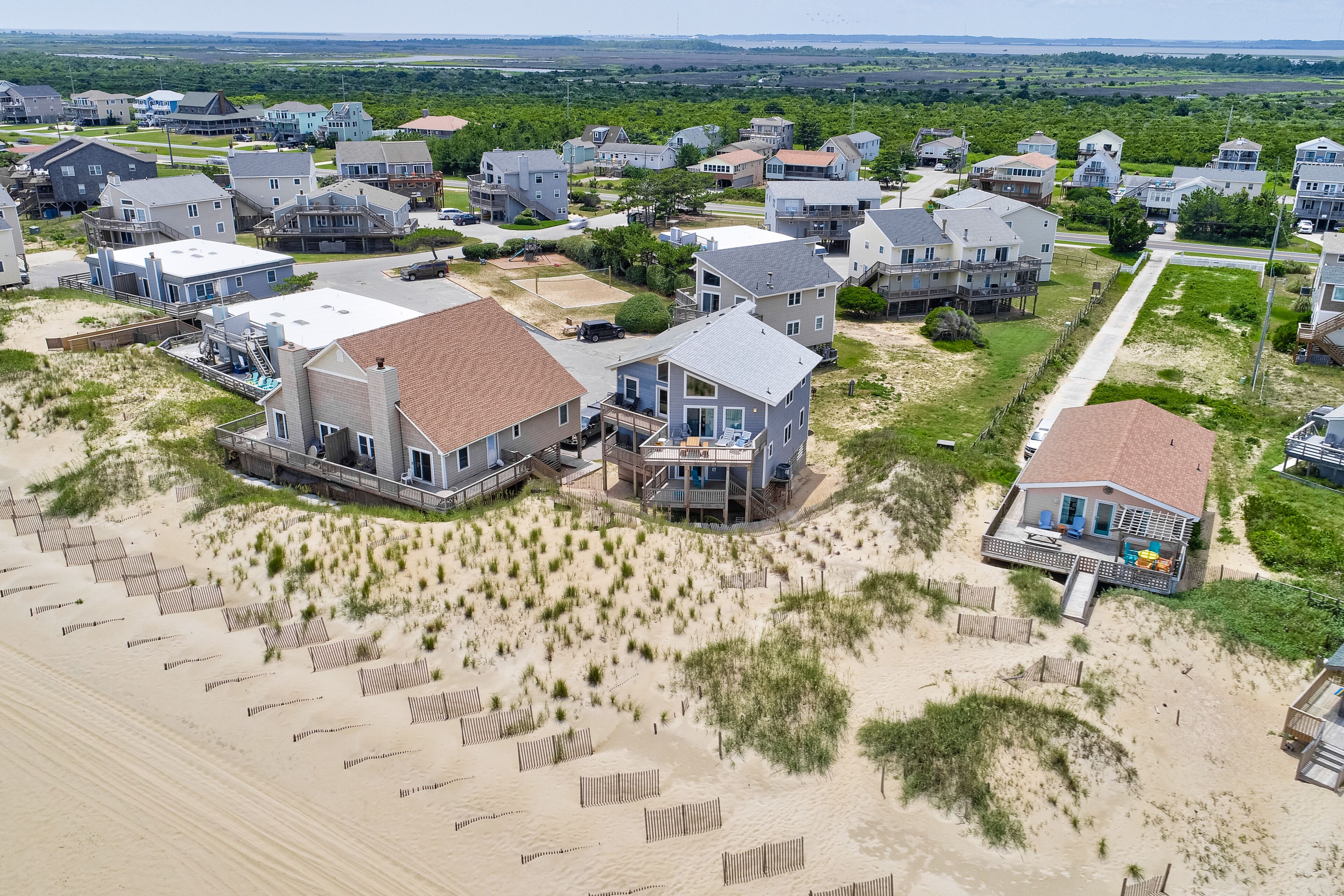 Beachfront Beauty W/ Large Deck, Beach Access, Fast WiFi & Lofted Room