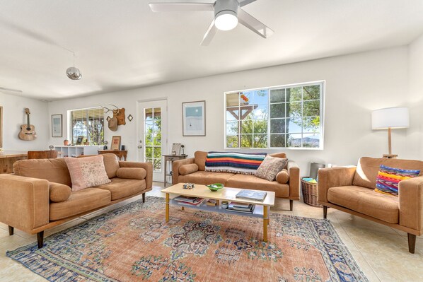 Smart-TV, Bücher, Musikbibliothek, Arbeitsbereiche