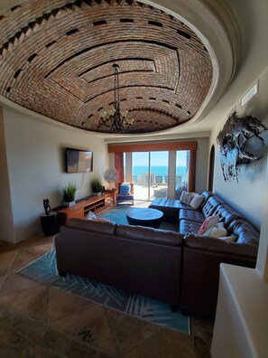 Een smart-tv, een open haard, een dvd-speler en een tafeltennistafel