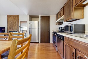 冰箱、微波炉、烤箱、炉灶