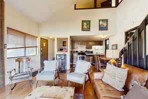 Fernseher, Kamin, DVD-Player