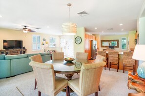 Dining - Spacious home w/ AC, lanais, shared pool, hot tub, & views of Makai Golf Course (Princeville)