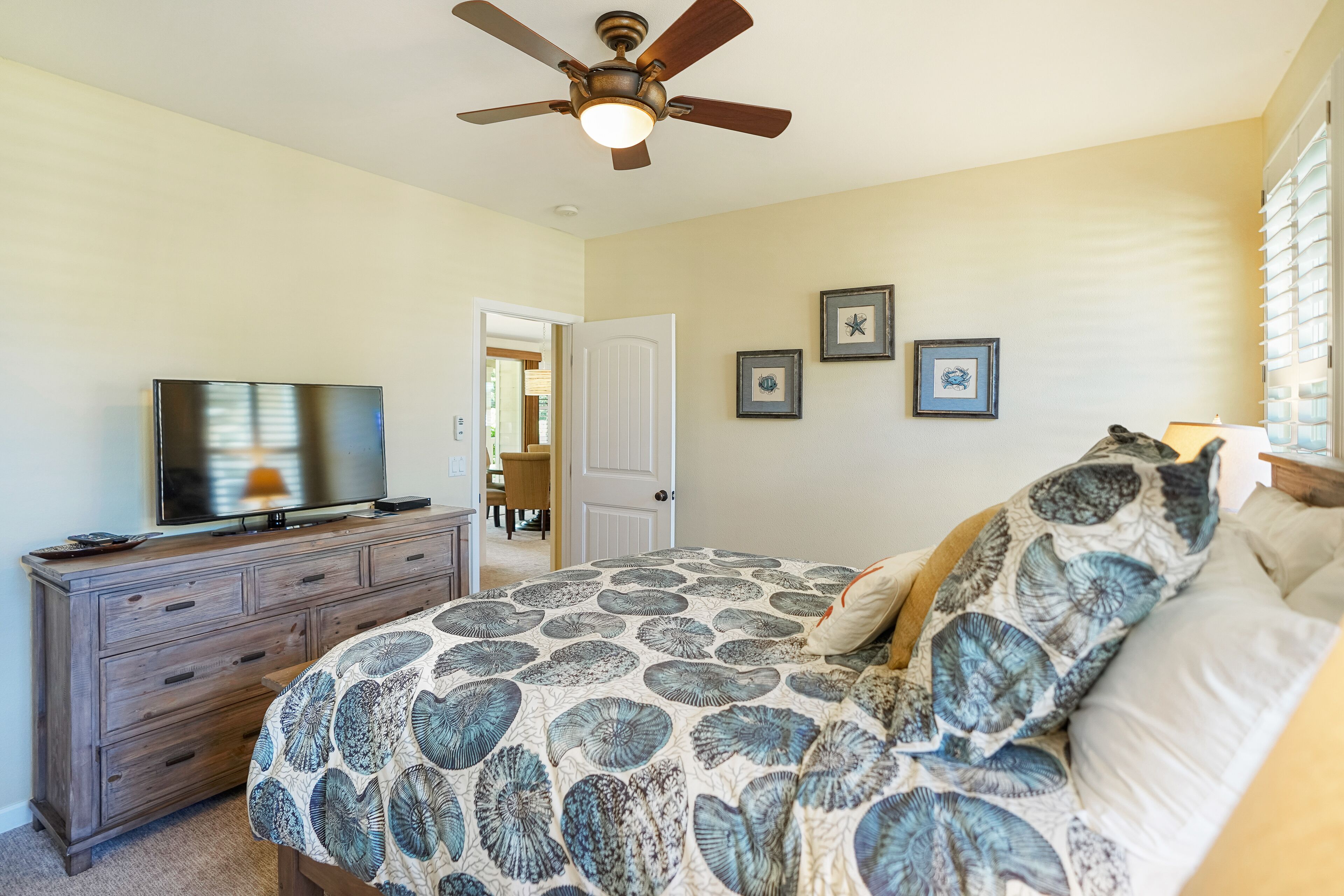 3 bedrooms, iron/ironing board, internet, bed sheets