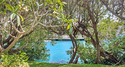 Duck Key waterfront villa with private pool, kayak, SUP, washer/dryer & AC