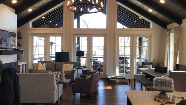 Smart TV, fireplace, books, stereo - Beautiful 5 Star, 278' Waterfront Lake Martin home!  Only 35 min. from AUBURN! (Dadeville)