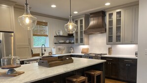Coffee/tea maker, fridge, microwave, oven - Beautiful 5 Star, 278' Waterfront Lake Martin home!  Only 35 min. from AUBURN! (Dadeville)