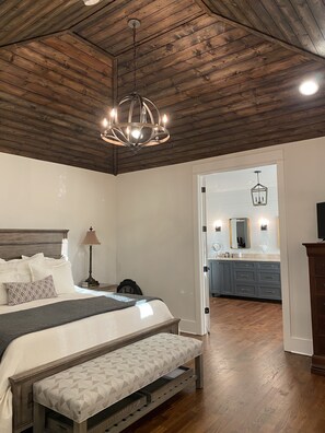 4 bedrooms, iron/ironing board, free WiFi, bed sheets - Beautiful 5 Star, 278' Waterfront Lake Martin home! Only 35 min. from AUBURN! (Dadeville)