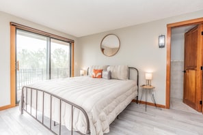 4 habitaciones, escritorio y tabla de planchar con plancha 