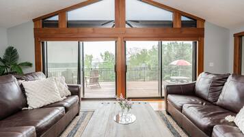 Een smart-tv, videogames, een dvd-speler en tafelvoetbal