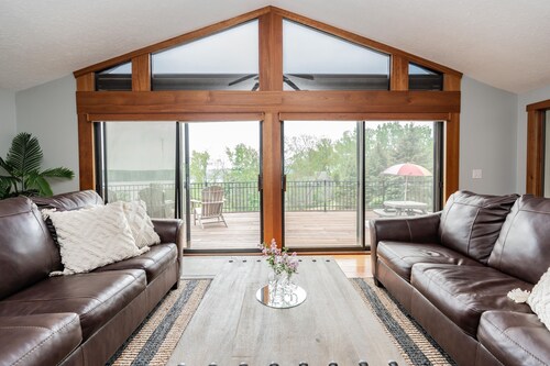 Beautifully Renovated Lodge with Lakeview