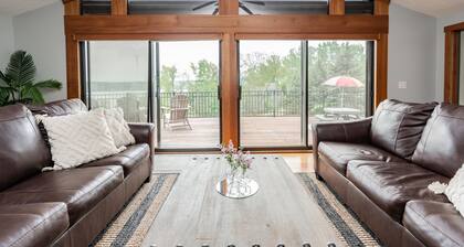 Beautifully Renovated Lodge with Lakeview