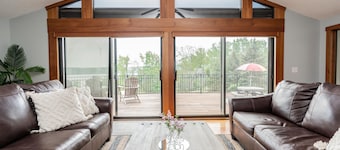 Beautifully Renovated Lodge with Lakeview