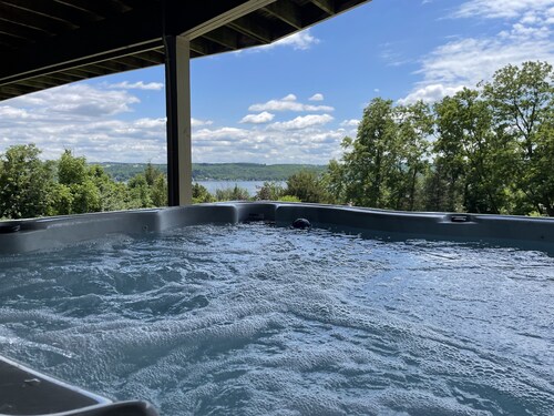 Beautifully Renovated Lodge with Lakeview