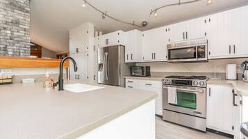 Een koelkast, een magnetron, een oven, een kookplaat