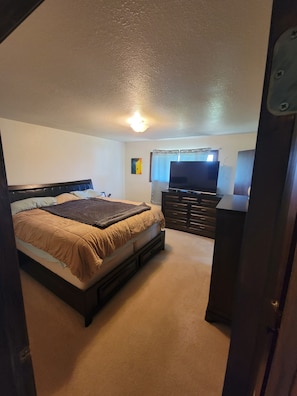 5 bedrooms, iron/ironing board, WiFi, bed sheets