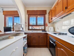 Een koelkast, een microgolfoven, een oven, een vaatwasser