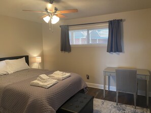 2 室のベッドルーム、デスク、アイロン / アイロン台、WiFi (無料)