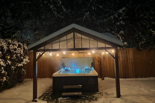 Banyera d'hidromassatge a l'aire lliure