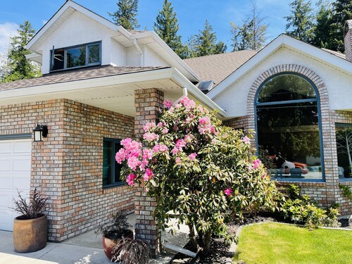 THE HI-MARK HOUSE -  Pool, Hot Tub, AC, Pool Table, walking distance to beach