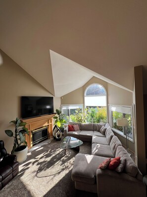 Smart TV, books, stereo, printers - THE HI-MARK HOUSE -  Pool, Hot Tub, AC, Pool Table, walking distance to beach (Sicamous)